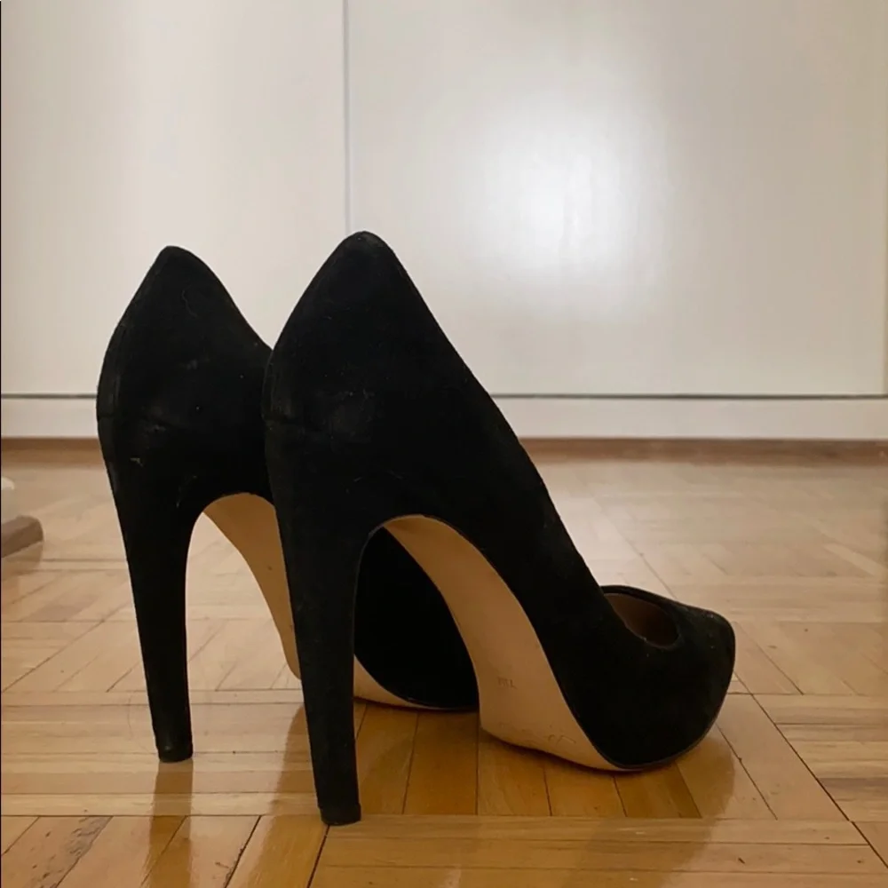 Via Spiga Classic Black Heels - Picture 3 of 12